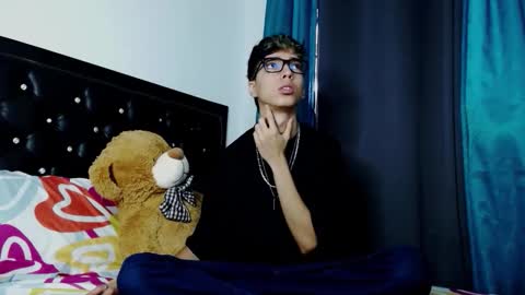 gabriel_x18 online show from February 9, 2026, 12:42 pm