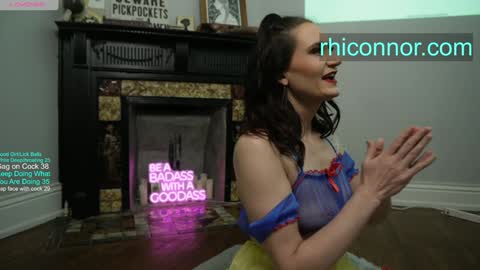 Rhi Connor   online show from December 30, 2024, 4:19 pm