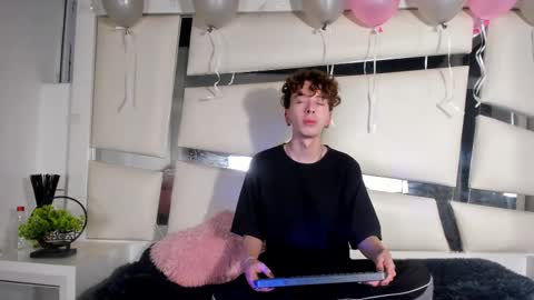 Snapshot of genesis_ask chatting on November 19, 2025, 3:39 am Genesis online show from November 19, 2025, 3:39 am