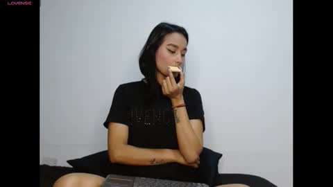 Gia Lee online show from November 6, 2025, 4:02 am