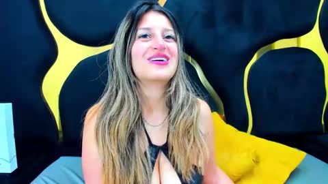 GiaRoussel online show from December 15, 2025, 5:06 pm