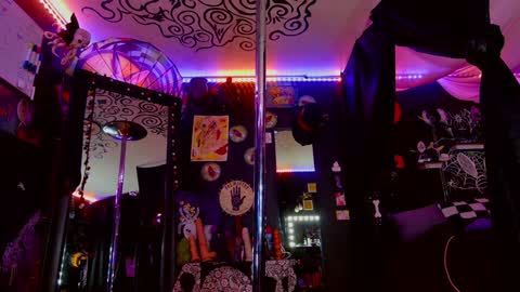 Giggles online show from December 2, 2024, 4:20 pm