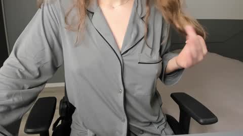 gigihadd online show from December 11, 2024, 2:11 pm