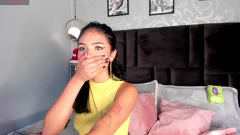 Snapshot of giovanna_oliveira chatting on December 6, 2024, 1:22 pm Giovanna online show from December 6, 2024, 1:22 pm