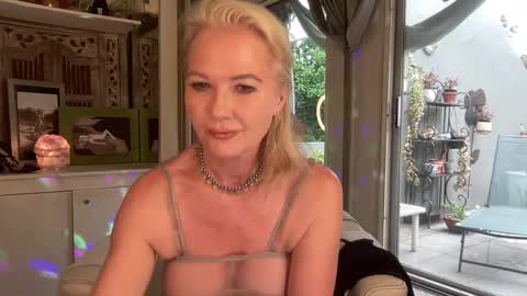 Gl1tter Barbie online show from November 16, 2025, 7:36 am