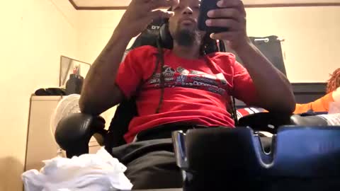 glomightyj online show from April 19, 2026, 12:11 am