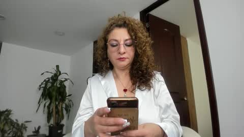 gloriacrespo online show from March 3, 2025, 5:50 pm