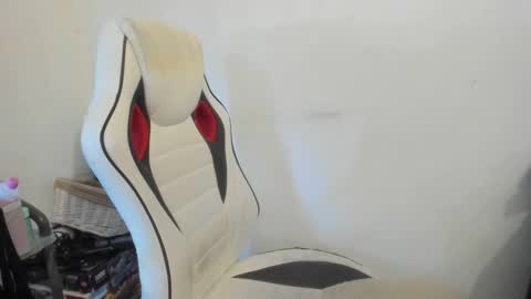 gloss___ online show from September 22, 2025, 7:43 am