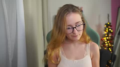 Snapshot of glossy_babe_ chatting on December 23, 2025, 9:18 am Monica online show from December 23, 2025, 9:18 am