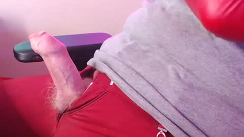 Snapshot of glovemad chatting on December 7, 2024, 2:46 pm Glove Mad online show from December 7, 2024, 2:46 pm