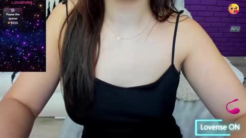 Mia online show from November 28, 2025, 8:44 pm