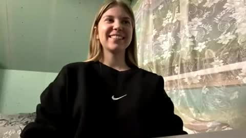 Snapshot of glyndabrierre chatting on April 12, 2026, 5:18 pm glyndabrierre online show from April 12, 2026, 5:18 pm