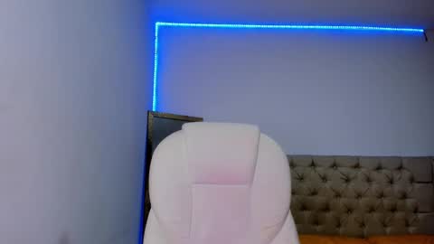 Snapshot of goddess_ariluz chatting on December 21, 2024, 9:58 pm Ariluz online show from December 21, 2024, 9:58 pm