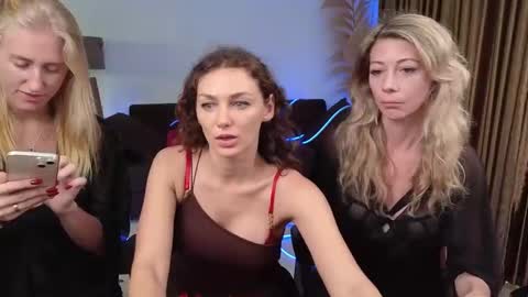 Snapshot of goddess_marylin chatting on December 19, 2024, 3:40 am 330 UTC2 girls online show from December 19, 2024, 3:40 am
