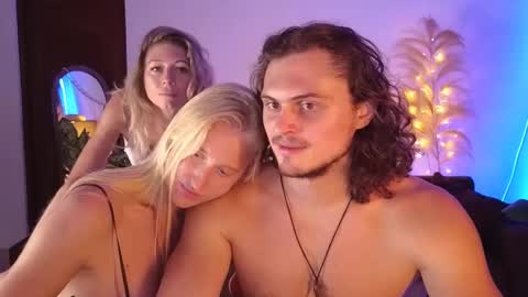 Snapshot of goddess_marylin chatting on January 22, 2025, 5:48 am 330 UTC2 girls online show from January 22, 2025, 5:48 am