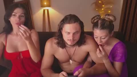 Snapshot of goddess_marylin chatting on March 12, 2025, 6:29 am 330 UTC2 girls online show from March 12, 2025, 6:29 am