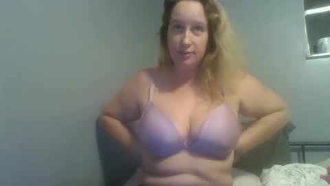Snapshot of goddessmilfcrysyal chatting on December 6, 2024, 3:08 am Crystal online show from December 6, 2024, 3:08 am