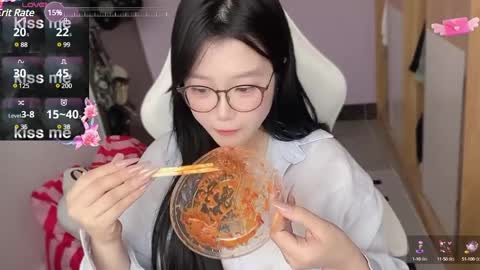 gorgeous girl33 online show from February 25, 2025, 3:52 am