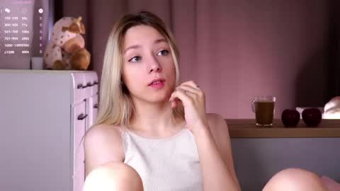 Luna online show from June 3, 2026, 1:52 am
