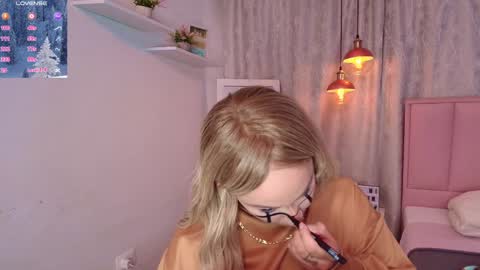 Snapshot of greennbella chatting on December 6, 2024, 7:23 pm online show from December 6, 2024, 7:23 pm