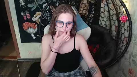 Snapshot of greenwitch9 chatting on June 10, 2026, 12:37 pm Lina online show from June 10, 2026, 12:37 pm