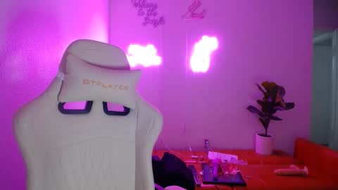 daphne online show from March 9, 2025, 2:29 am