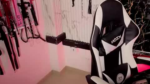 Miss online show from November 10, 2025, 4:06 pm