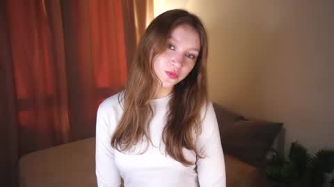 Snapshot of gwennielove chatting on June 24, 2026, 3:44 pm Molly online show from June 24, 2026, 3:44 pm