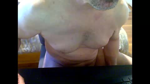 Snapshot of gymratt01 chatting on October 27, 2025, 5:17 pm gymratt01 online show from October 27, 2025, 5:17 pm