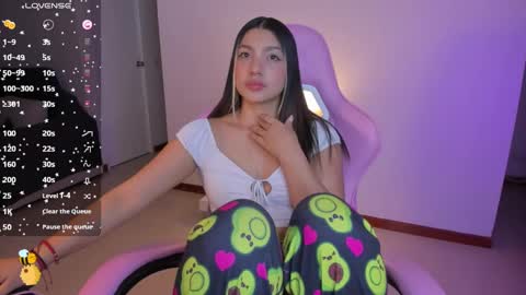 Snapshot of h3y_mia3 chatting on January 20, 2025, 6:10 am Paulina online show from January 20, 2025, 6:10 am