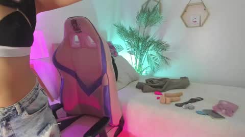 Hadid online show from April 16, 2026, 2:01 am