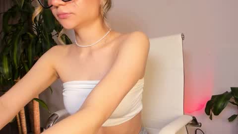 Hailey online show from October 18, 2025, 3:42 am