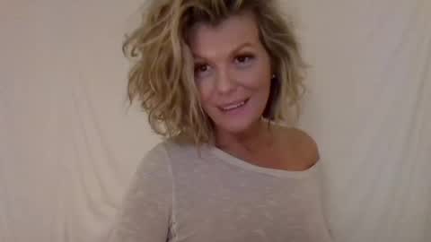 Hailey online show from December 8, 2024, 4:04 am