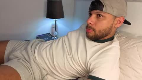 Independent       model  online show from November 10, 2025, 10:42 pm