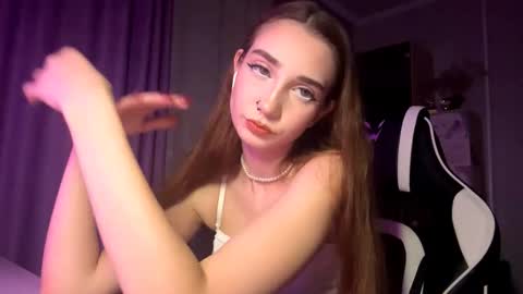 Holly online show from December 16, 2025, 7:19 pm