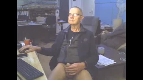 Snapshot of hamto65 chatting on December 19, 2024, 9:17 pm Prefer men 80 online show from December 19, 2024, 9:17 pm