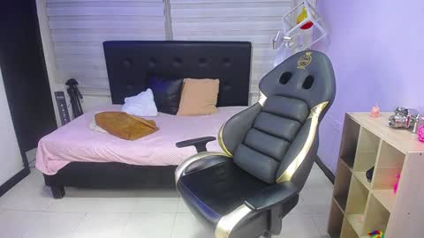 hanna_lamber online show from January 23, 2025, 2:33 am