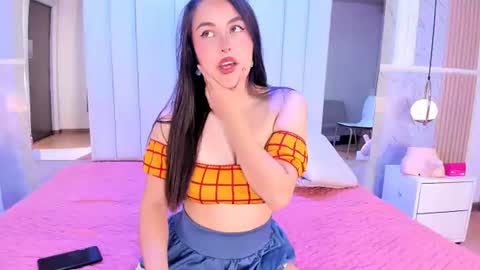 hannacollins_2 online show from June 22, 2026, 12:57 pm