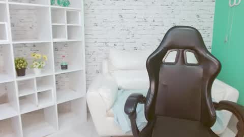 Hannah  online show from November 17, 2025, 11:16 am