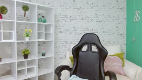 Hannah  online show from November 26, 2025, 11:22 am