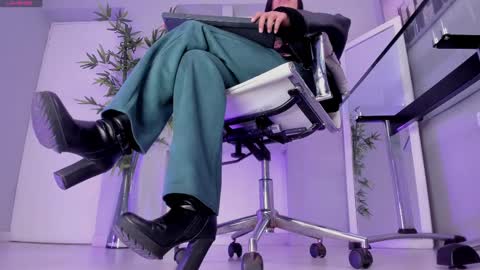 HANNAH HOWELL online show from September 25, 2025, 9:35 am