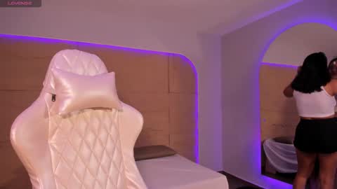 hannahmonttgomery  Help me reach 100 Hands up online show from December 1, 2025, 4:23 pm