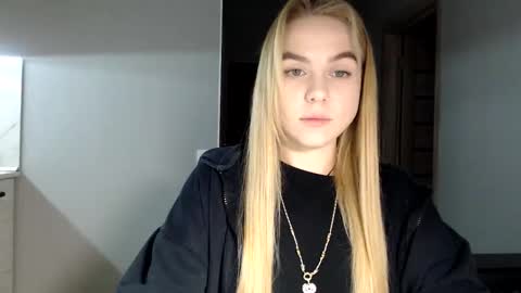 happy_fox_ online show from December 5, 2024, 11:07 pm