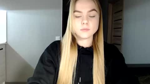 happy_fox_ online show from January 20, 2025, 5:27 pm