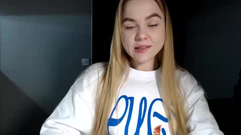 happy_fox_ online show from February 5, 2025, 8:46 pm