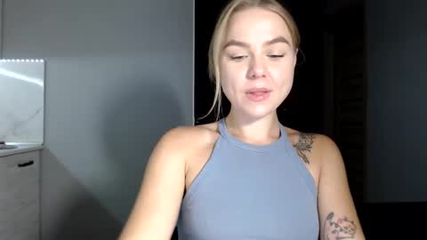 happy_fox_ online show from October 1, 2025, 9:43 pm