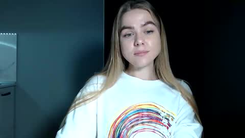 happy_fox_ online show from November 21, 2025, 9:24 pm