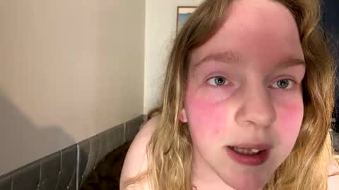 happysnowbunny24 online show from June 4, 2026, 2:06 am
