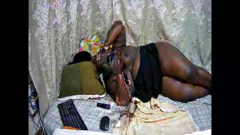 happysonia online show from November 3, 2025, 8:54 pm