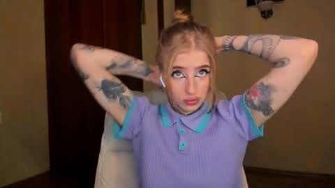 Julia online show from November 9, 2025, 5:50 am